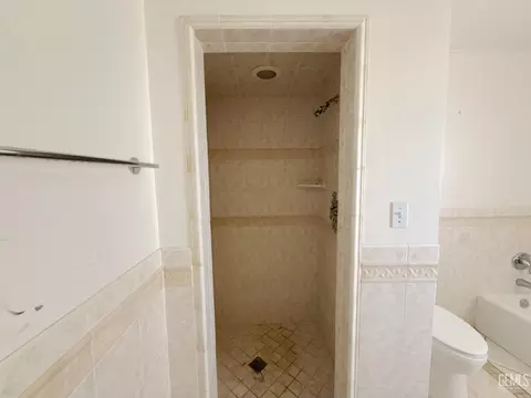 Bath - 916 Oak Ave, Wasco, CA 93280 photo 2 of 4