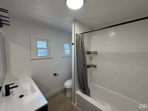 Bath - 202 E San Emidio St, Taft, CA 93268 photo 1 of 2