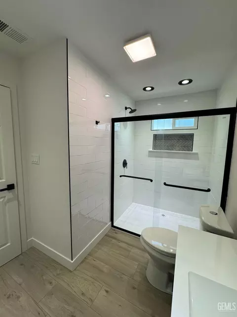 Bath - 202 E San Emidio St, Taft, CA 93268 photo 2 of 2