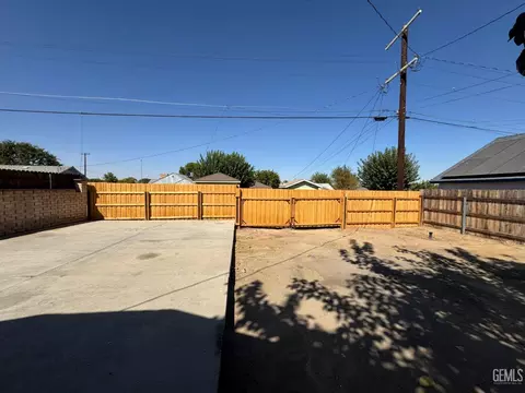Exterior - 202 E San Emidio St, Taft, CA 93268 photo 4 of 5