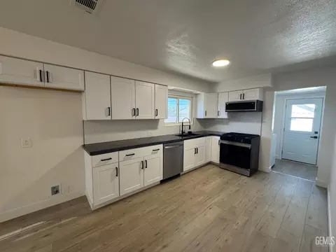 Kitchen - 202 E San Emidio St, Taft, CA 93268 photo 1 of 1