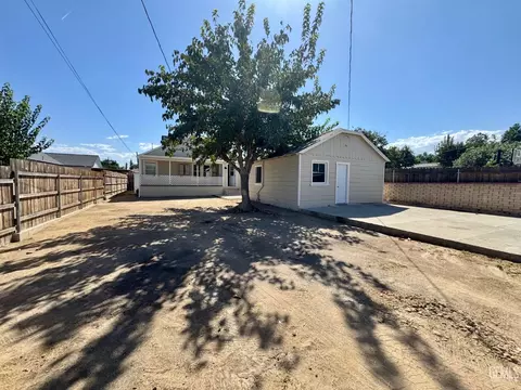 Exterior - 202 E San Emidio St, Taft, CA 93268 photo 5 of 5
