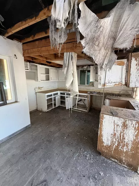 Kitchen - 17050 Matterhorn Dr, Tehachapi, CA 93561 photo 2 of 3