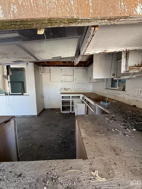 Kitchen - 17050 Matterhorn Dr, Tehachapi, CA 93561 photo 1 of 3