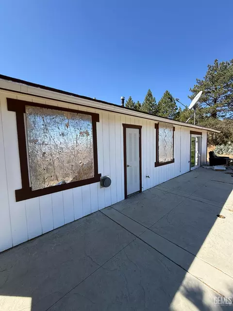 Exterior - 17050 Matterhorn Dr, Tehachapi, CA 93561 photo 3 of 5