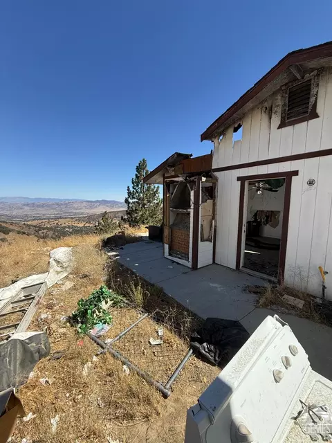 Exterior - 17050 Matterhorn Dr, Tehachapi, CA 93561 photo 4 of 5