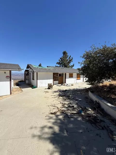 Exterior - 17050 Matterhorn Dr, Tehachapi, CA 93561 photo 2 of 5