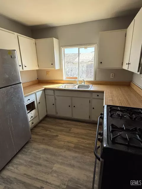 Kitchen - 119 Madison St, Taft, CA 93268 photo 1 of 2
