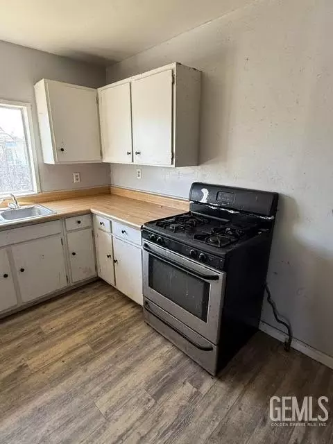 Kitchen - 119 Madison St, Taft, CA 93268 photo 2 of 2