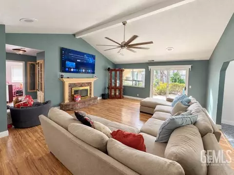 Living - 1621 N Maple St, Visalia, CA 93292 photo 1 of 2