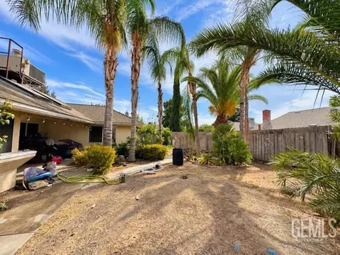 Exterior - 1621 N Maple St, Visalia, CA 93292 photo 1 of 3