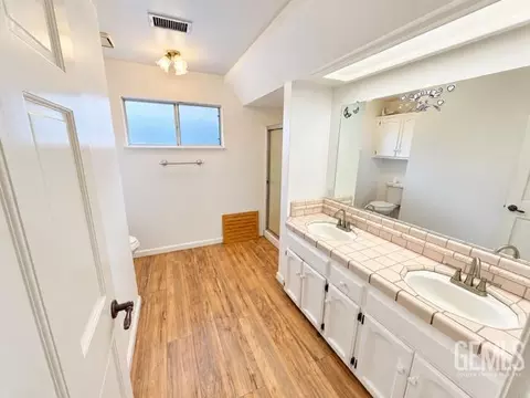 Bath - 1621 N Maple St, Visalia, CA 93292 photo 2 of 3