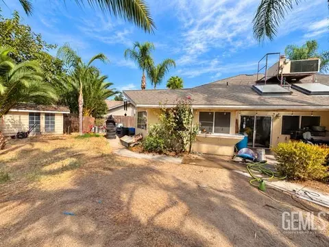 Exterior - 1621 N Maple St, Visalia, CA 93292 photo 2 of 3