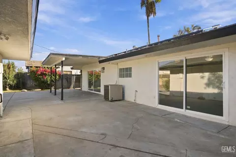 Exterior - 421 Brookhaven Dr, Bakersfield, CA 93304 photo 6 of 7