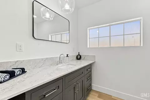 Bath - 421 Brookhaven Dr, Bakersfield, CA 93304 photo 1 of 3