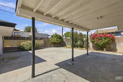 Exterior - 421 Brookhaven Dr, Bakersfield, CA 93304 photo 4 of 7