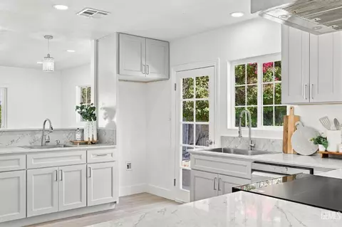 Kitchen - 421 Brookhaven Dr, Bakersfield, CA 93304 photo 6 of 11