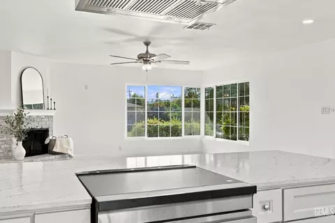 Kitchen - 421 Brookhaven Dr, Bakersfield, CA 93304 photo 11 of 11