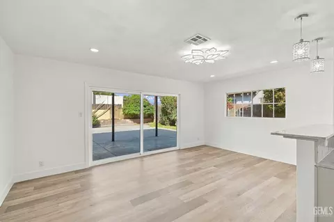 Living - 421 Brookhaven Dr, Bakersfield, CA 93304 photo 6 of 7