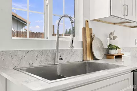 Kitchen - 421 Brookhaven Dr, Bakersfield, CA 93304 photo 10 of 11
