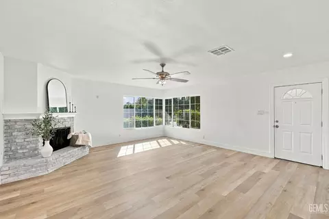 Living - 421 Brookhaven Dr, Bakersfield, CA 93304 photo 3 of 7