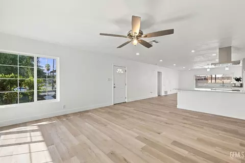 Living - 421 Brookhaven Dr, Bakersfield, CA 93304 photo 5 of 7
