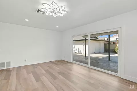 Living - 421 Brookhaven Dr, Bakersfield, CA 93304 photo 7 of 7