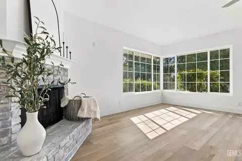 Living - 421 Brookhaven Dr, Bakersfield, CA 93304 photo 4 of 7