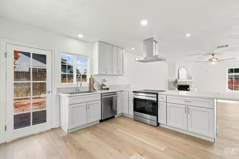 Kitchen - 421 Brookhaven Dr, Bakersfield, CA 93304 photo 8 of 11