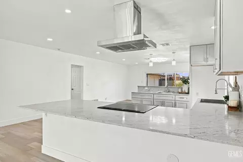Kitchen - 421 Brookhaven Dr, Bakersfield, CA 93304 photo 4 of 11