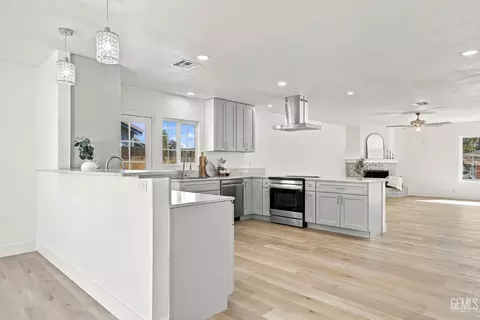 Kitchen - 421 Brookhaven Dr, Bakersfield, CA 93304 photo 7 of 11