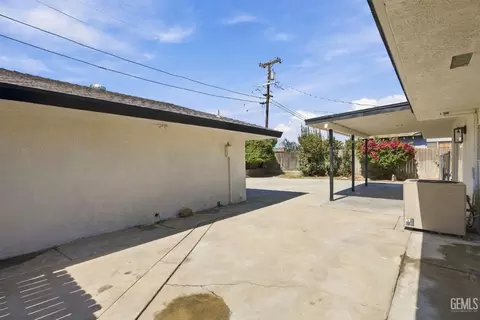 Exterior - 421 Brookhaven Dr, Bakersfield, CA 93304 photo 3 of 7