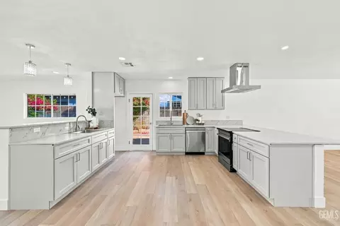 Kitchen - 421 Brookhaven Dr, Bakersfield, CA 93304 photo 3 of 11
