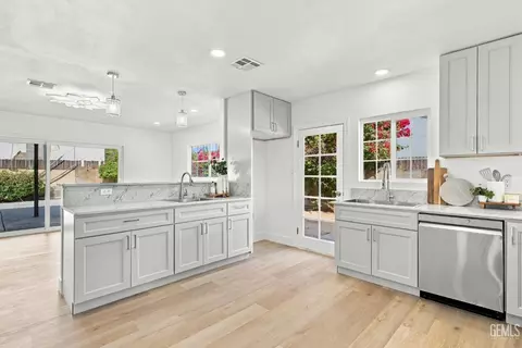 Kitchen - 421 Brookhaven Dr, Bakersfield, CA 93304 photo 2 of 11