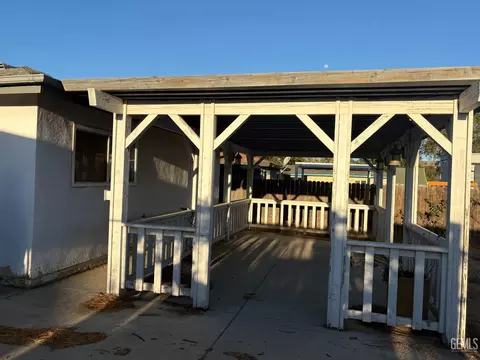 Exterior - 409 E J St, Tehachapi, CA 93561 photo 2 of 3