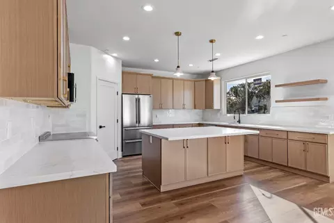Kitchen - 21204 Stage Dr, Tehachapi, CA 93561 photo 2 of 2