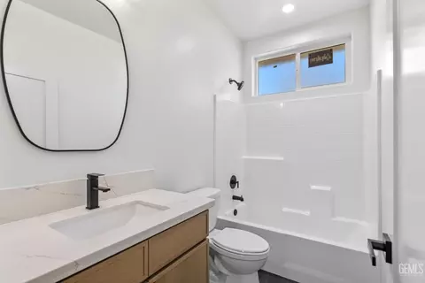 Bath - 21204 Stage Dr, Tehachapi, CA 93561 photo 2 of 2
