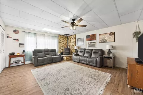 Living - 209 W B St, Tehachapi, CA 93561 photo 3 of 5