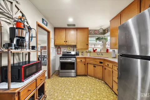 Kitchen - 209 W B St, Tehachapi, CA 93561 photo 1 of 5