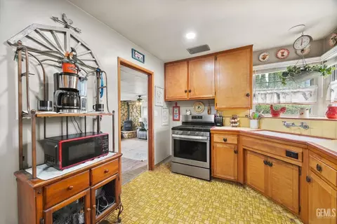 Kitchen - 209 W B St, Tehachapi, CA 93561 photo 5 of 5