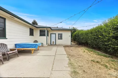 Exterior - 209 W B St, Tehachapi, CA 93561 photo 4 of 10