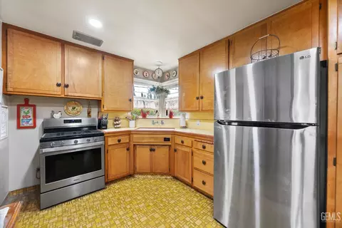 Kitchen - 209 W B St, Tehachapi, CA 93561 photo 3 of 5