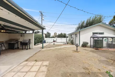 Exterior - 209 W B St, Tehachapi, CA 93561 photo 6 of 10