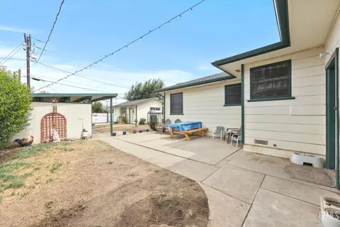 Exterior - 209 W B St, Tehachapi, CA 93561 photo 3 of 10