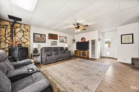 Living - 209 W B St, Tehachapi, CA 93561 photo 4 of 5
