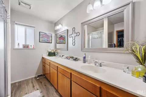 Bath - 209 W B St, Tehachapi, CA 93561 photo 2 of 3