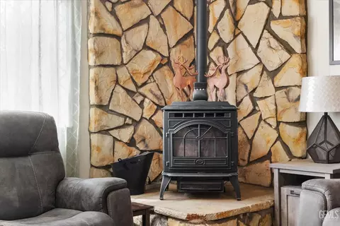 Living - 209 W B St, Tehachapi, CA 93561 photo 5 of 5