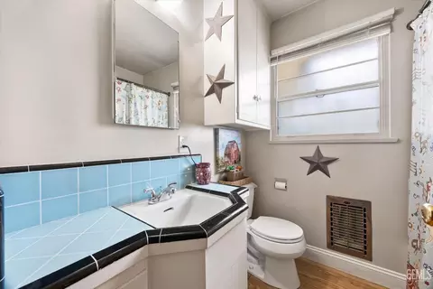 Bath - 209 W B St, Tehachapi, CA 93561 photo 3 of 3