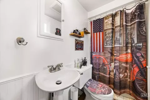 Bath - 209 W B St, Tehachapi, CA 93561 photo 1 of 3