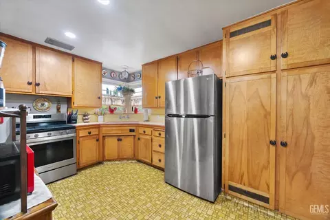 Kitchen - 209 W B St, Tehachapi, CA 93561 photo 2 of 5